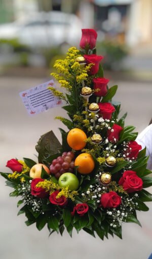 Arreglo de chocolates rosas y fruta  R041
