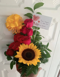 Arreglo con 7 rosas y 1 girasol  R2