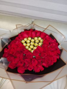 Bouquet x 100 rosas y 20 ferrero en papel coreano  R48