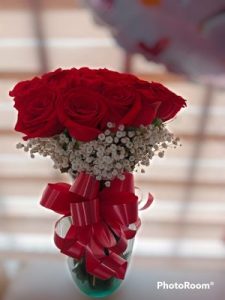 Jarrón 24 rosas y gypso  R27