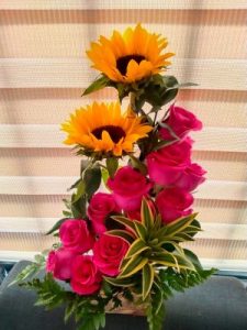 Arreglo de dos girasoles y 12 rosas R9