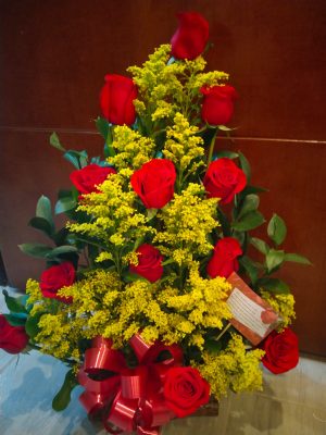 Piramide por 12 rosas y solidago R20