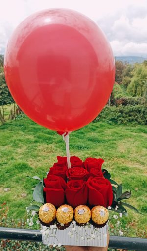 Caja por 9 rosas 4 ferrero y globo R16