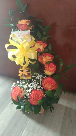 Espiral de 7 rosas y chocolates R3 Color de rosa a disponibilidad