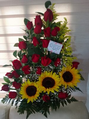 Pirámide de 24 rosas y 3 girasoles R38